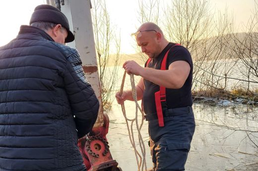Egy furgont és annak három utasát mentette ki a víz fogságából a Szamos Katasztrófavédelmi Felügyelőség