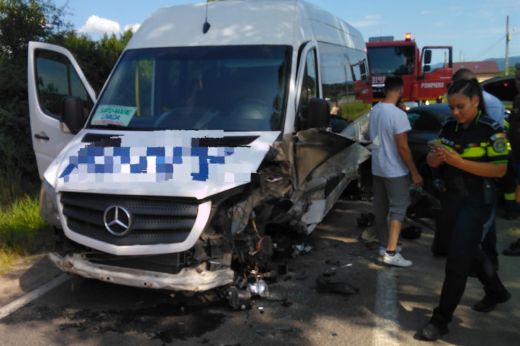 Egy személyszállító kisbusz és két gépkocsi ütközött össze Sárköz és Avasújváros között