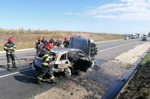 Teljesen kiégett egy autó a nagykárolyi körgyűrűn – a sofőr sértetlenül megúszta
