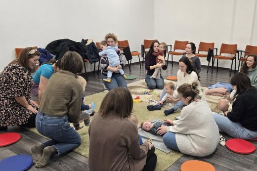 Sikeres baba-mama foglalkozás a Szatmár Megyei Könyvtárban