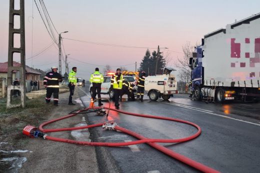 Kamion és személyautó karambolozott Pusztadarócon. Nagy mennyiségű üzemanyag folyt az úttestre - KÉPEK
