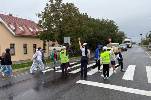 „A közlekedésbiztonság az iskolában kezdődik” – rendőrök tartottak foglalkozást Szatmár megyei tanintézményekben