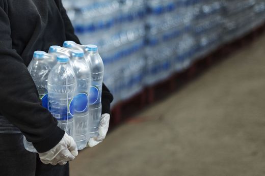 A kormány 200 ezer liter palackozott ásványvíz beszerzését rendelte el a tartalékalapba