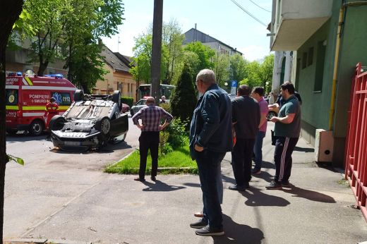 Felborult egy gépkocsi Szatmárnémetiben. Egy parkolóból kihajtó figyelmetlen nő okozta a balesetet