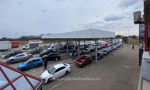 Ki hamis jogsival, ki megfelelő jogosítvány nélkül próbálkozott átkelni a határon