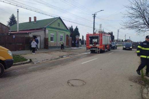 Kigyulladt egy kémény Nagykárolyban. Két tűzoltókocsi is a helyszínre vonult