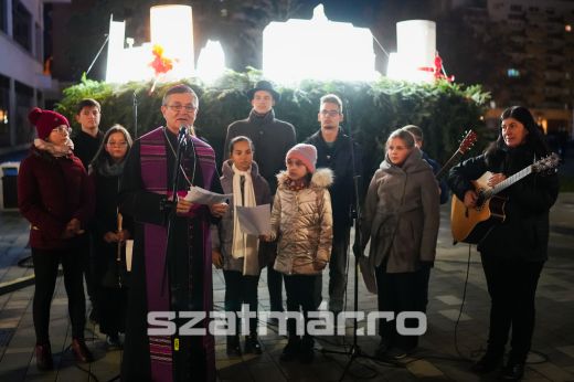Meggyújtották az első gyertyát a város adventi koszorúján