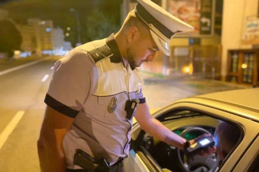 Négy ittas autóvezetőt csíptek el kedden a közlekedési rendőrök Szatmár megyében. Egyikük balesetet is okozott