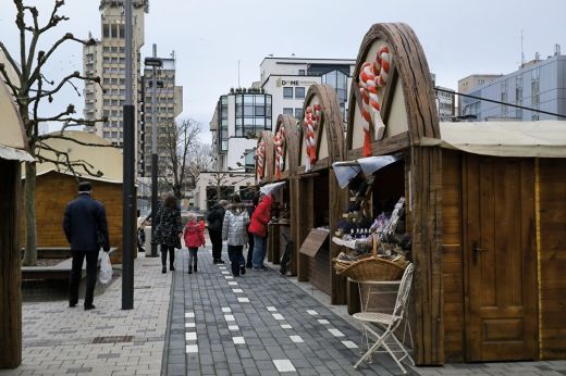 Az esős idő ellenére is sokan nézelődnek a Márciuska Vásárban