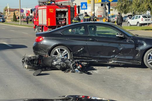 Közlekedési balesethez riasztották a rendőröket, végül egy szolgálati jármű is megrongálódott