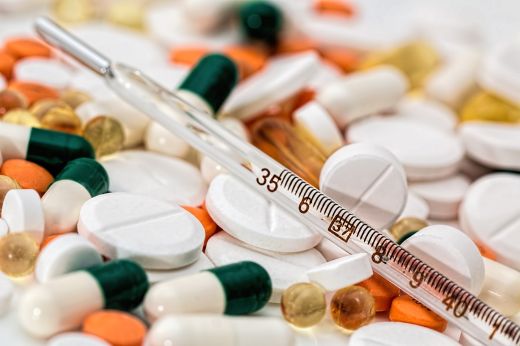 Gyógyszergyártók: elegendő készlet áll rendelkezésre az ibuprofent, paracetamolt, antivirális hatóanyagot és antibiotikumot tartalmazó készítményekből