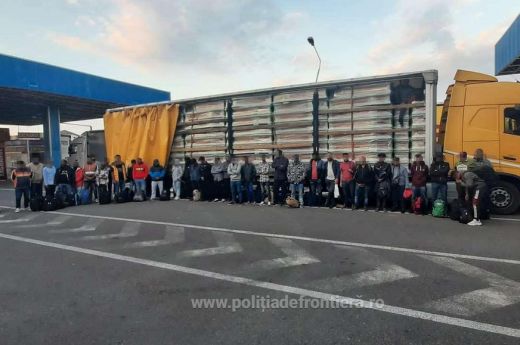 Koporsószállító kamionban próbált Romániából Magyarországra szökni 36 migráns