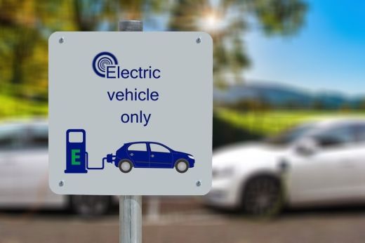 Sárköz. Összesen tizennyolc elektromos töltőállomás lesz a városban