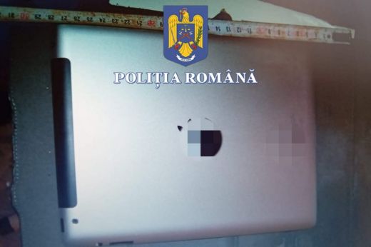 Filmbe illő módon csaltak ki jelentős összegeket egy cégtől. Több személyt őrizetbe vettek