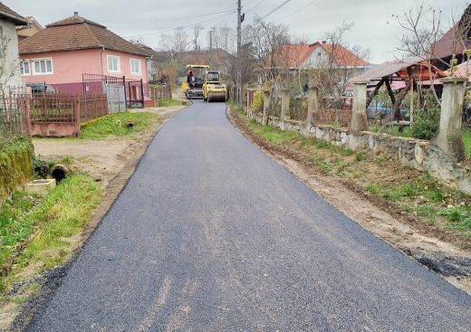Avasújváros. Több kilométer utat aszfaltoznak le még a jó időben