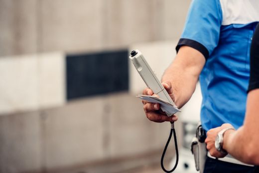 A gyermekeivel a hátsó ülésen indult útnak egy ittas sofőr. Rácsok mögé kerül