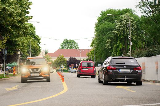 Változások a KRESZ-ben! Péntektől minden autóvezető számára kötelező lesz a rövid fény használata