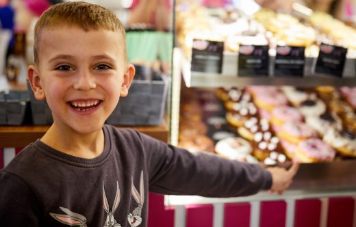 Hello Donuts: új fánkozó nyílt a szatmári Shopping City-ben