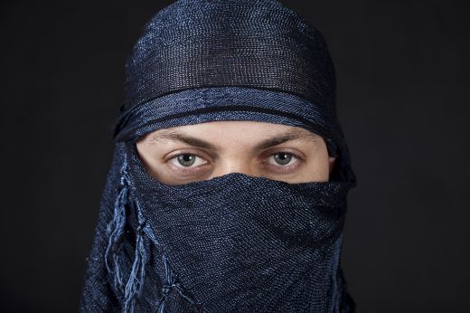Svájc 2025-től betiltja a burka viselését közterületeken