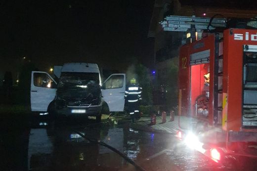 Kigyulladt egy kisbusz Batizon - Fotók