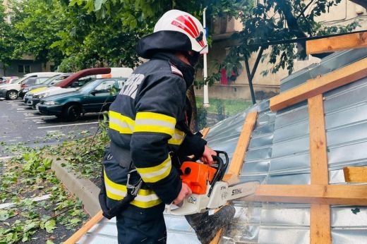 Alma méretű jégeső esett, ítéletidő okozott károkat és közlekedési fennakadásokat az ország több pontján