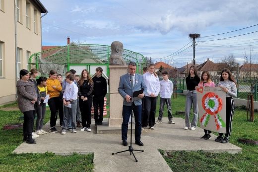 A bátorság, tisztelet és szabadság ünnepe – Március 15-ére emlékeztek az Egri Csűry Bálint Általános Iskolában
