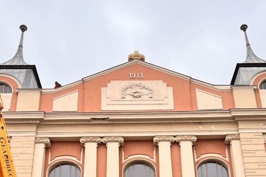 Csak a helyére került az Iparosotthon csúcsdísze