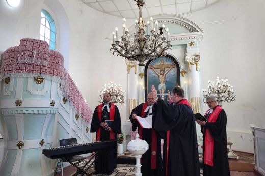 Újraszentelték a 200 éves nagykárolyi evangélikus-lutheránus templomot - Képgaléria