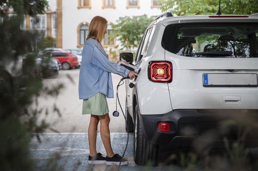 Jelentősen nőtt a forgalomba helyezett elektromos autók száma