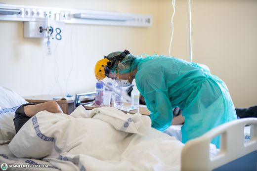 Klinikai vizsgálat igazolta a fluvoxamin terápia eredményességét a COVID-19 gyógyításában