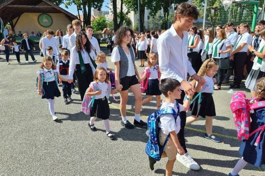 „Egyik fontos fokmérője az iskolának, hogy a diákok és a tanárok szeressék“ - tanévnyitó ünnepség a Kölcsey Ferenc Főgimnáziumban - Képgaléria