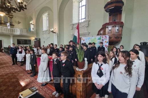 „Magyarnak lenni igenis jó!“ Szatmárnémeti Református Gimnázium diákjainak méltóságteljes megemlékezése a márciusi forradalomra - KÉPGALÉRIA, VIDEÓ