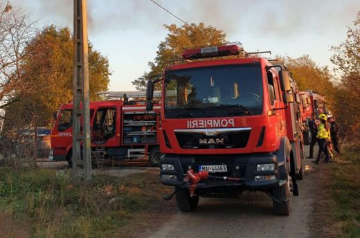 Cigaretta okozott tüzet Mezőteremen. Az önkéntes tűzoltók segítségére is szükség volt