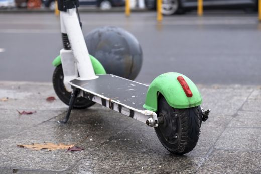 Autónak ütközött egy elektromos rollerrel közlekedő tini Szatmárnémetiben