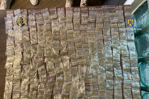Újabb tettenérés: közel 300 adag tudatmódosító szert találtak egy 26 éves férfi autójában