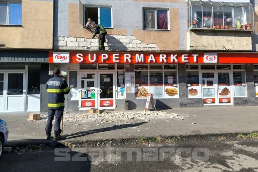 Jó, hogy nem lett komolyabb baj! Tömbházról omlott vakolat a 16-os lakónegyedben