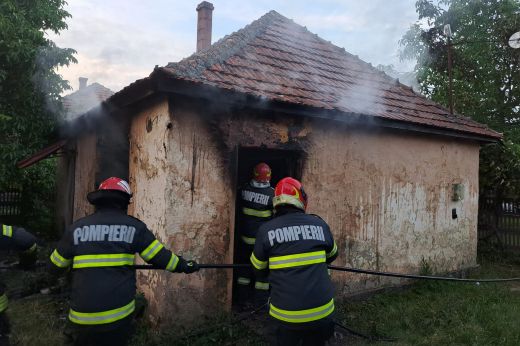 Elszenesedett holttestre bukkantak az égő házban - KÉPEK