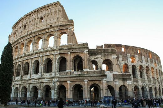 Sikerült azonosítani a turistát, aki a Colosseum falába véste a saját és barátnője nevét