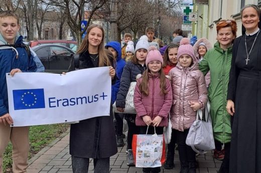 Jótékonysági esemény a Hám János Líceumban: örömdobozok gyerekeknek az Erasmus+ CREATE projekt keretében