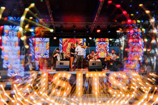 Pezsdítő balkáni hangulatú nyárzárás világhírű előadókkal a Tűzoltótoronynál. Pénteken kezdődik a World Music Festival