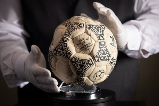 Több millió dollárért kelt el Maradona „kezezős” labdája
