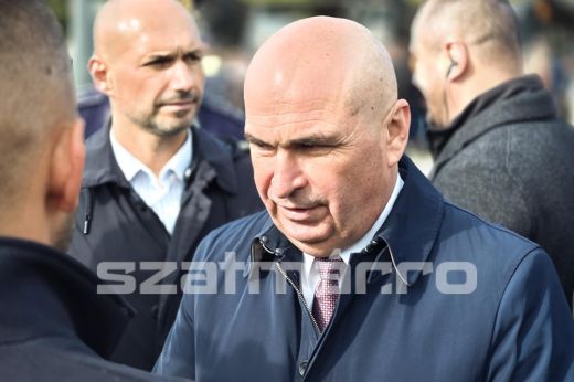 Nagykároly: a csendőrök két szankciót róttak ki az eseményen, amelyen több személy kifütyülte Ilie Bolojan kormányfőt