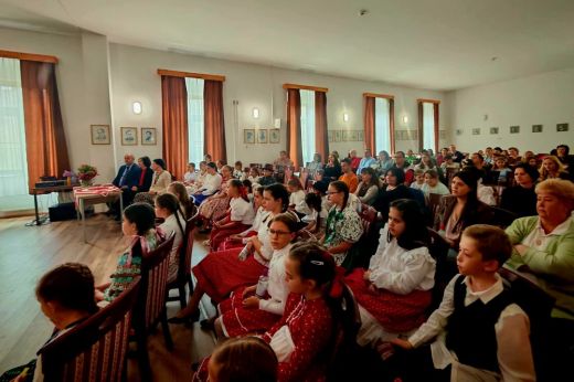 Tizenharmadik alkalommal szervezték meg a Pünkösdrózsa Népdaléneklő Versenyt a Refiben