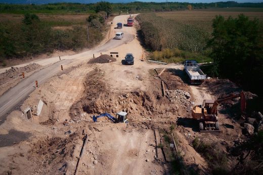 Folyamatosan zajlanak a megyei út korszerűsítési munkálatai Szatmárnémeti és Barlafalu között