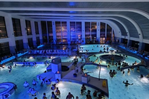 Ne feledd: szombaton szezonzáró éjszakai fürdőzés az Aquastarban