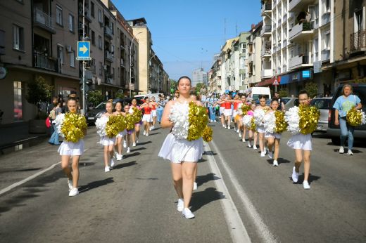 Zajlik a Családi Hétvége! Mazsorettek, fúvósok és gólyalábasok által kísért felvonulással indult a szombat