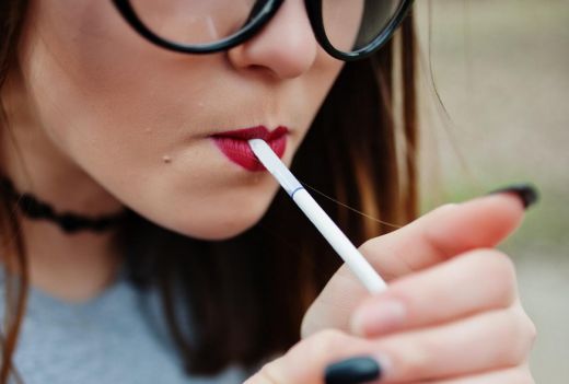 Cigi és energiaital az iskolákban: több ezer lej értékben bírságolt a rendőrség