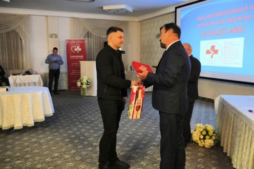 Elismerés a mentőápolónak, aki a halál kapujából hozta vissza a családfőt