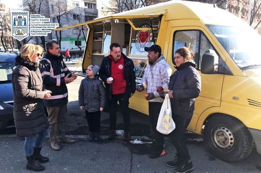 Segítünk a hajléktalanokon! Meleg teát és ételt osztottak számukra