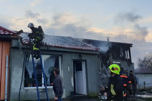 Kigyulladt egy lakóház Apában